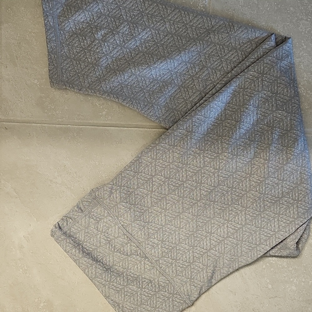 PrAna Size XL Cropped Ruched Leg Gray Print Legging Like New 21 Inch Inseam - Picture 7 of 7